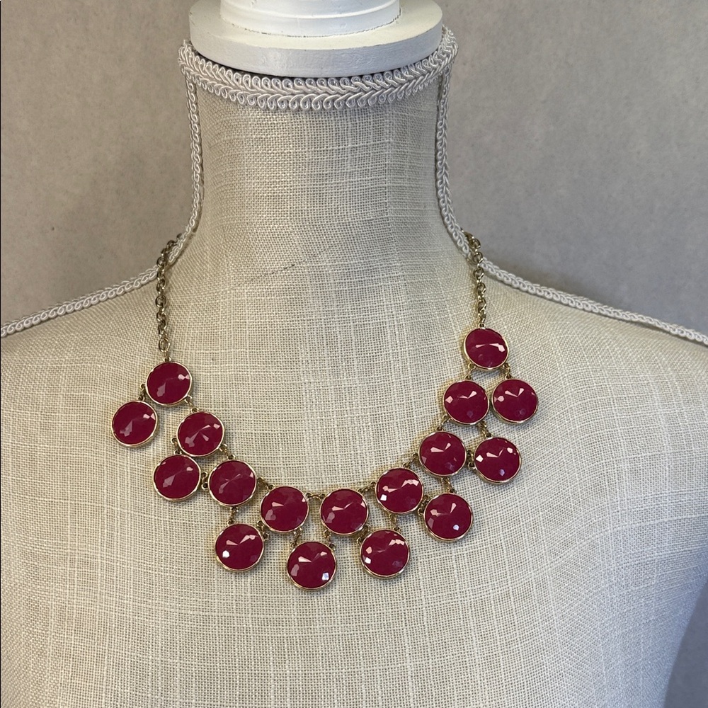 VTG style Faceted Magenta acrylic and gold tone Bib Statement Necklace
